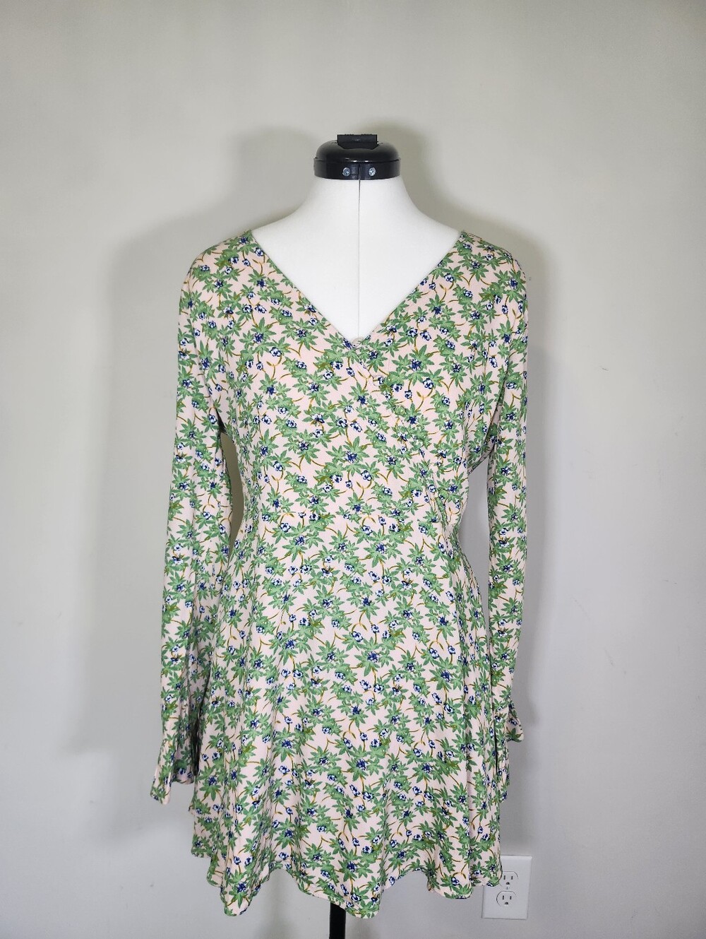 Chelsea & Violet Pink Green Blue Floral V-Neck Long SL Fit Flare Mini Dress S LG
